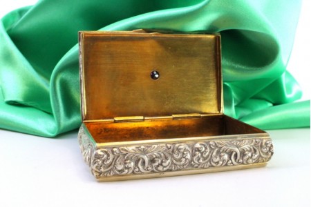  Caixa de rapé em prata com relevos cinzelados em grinaldas, tampa basculante 